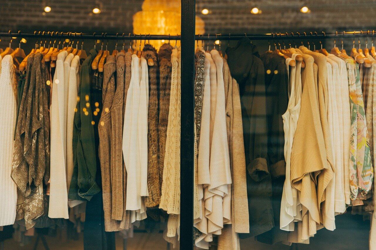 Imagen de ropa dentro de una tienda de ropa