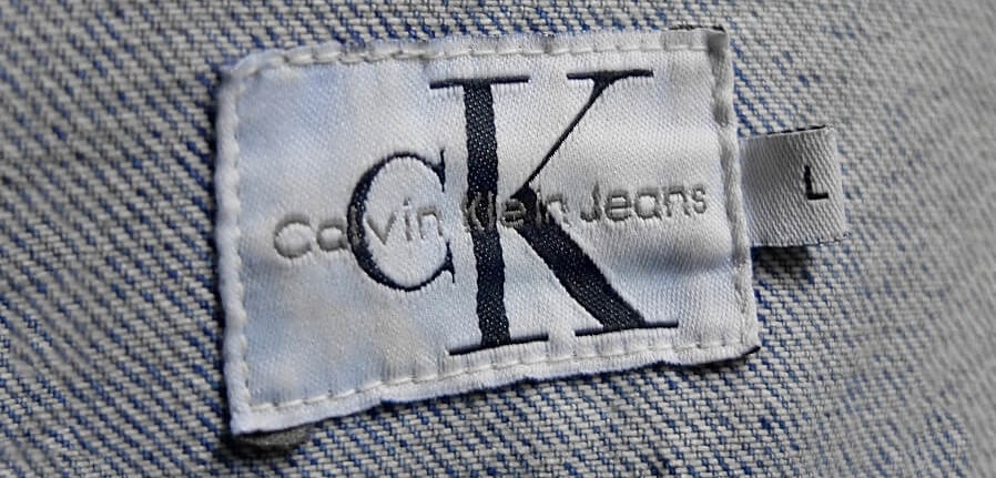 Una etiqueta de vaqueros Calvin Klein