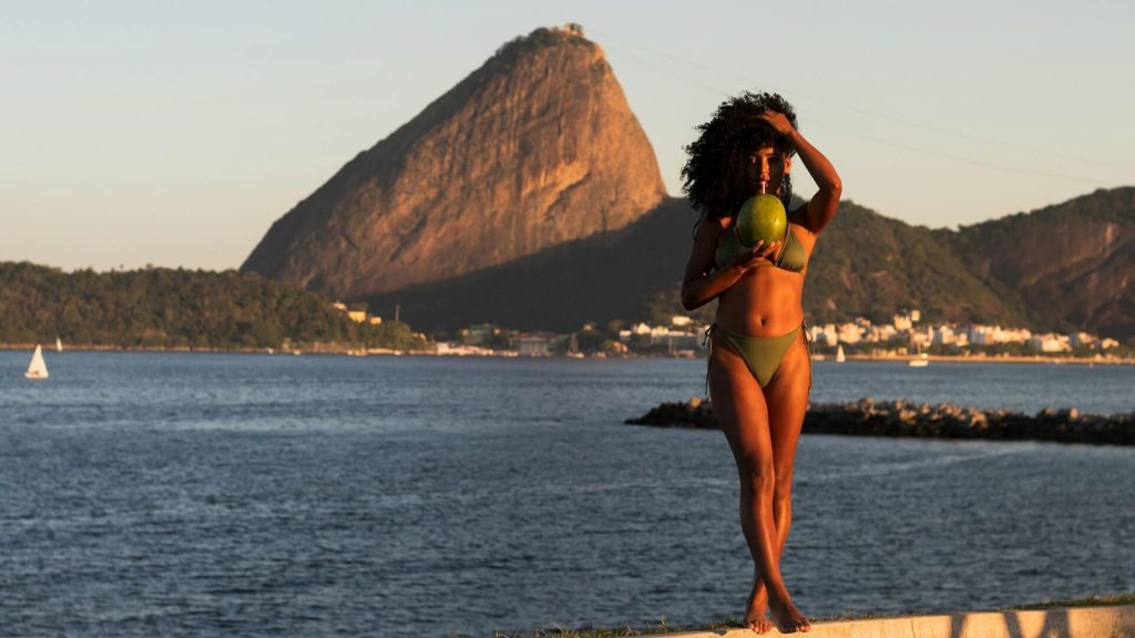 Una mujer en bikini en Brasil